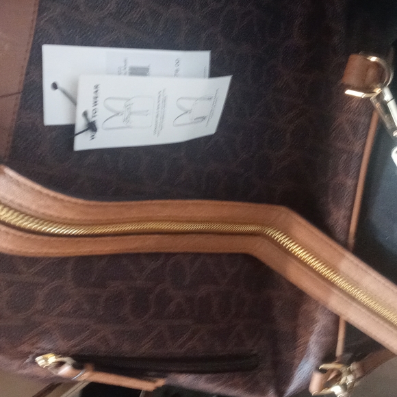 unisex convertable backpack/sling by calvin klein - Picture 3 of 5